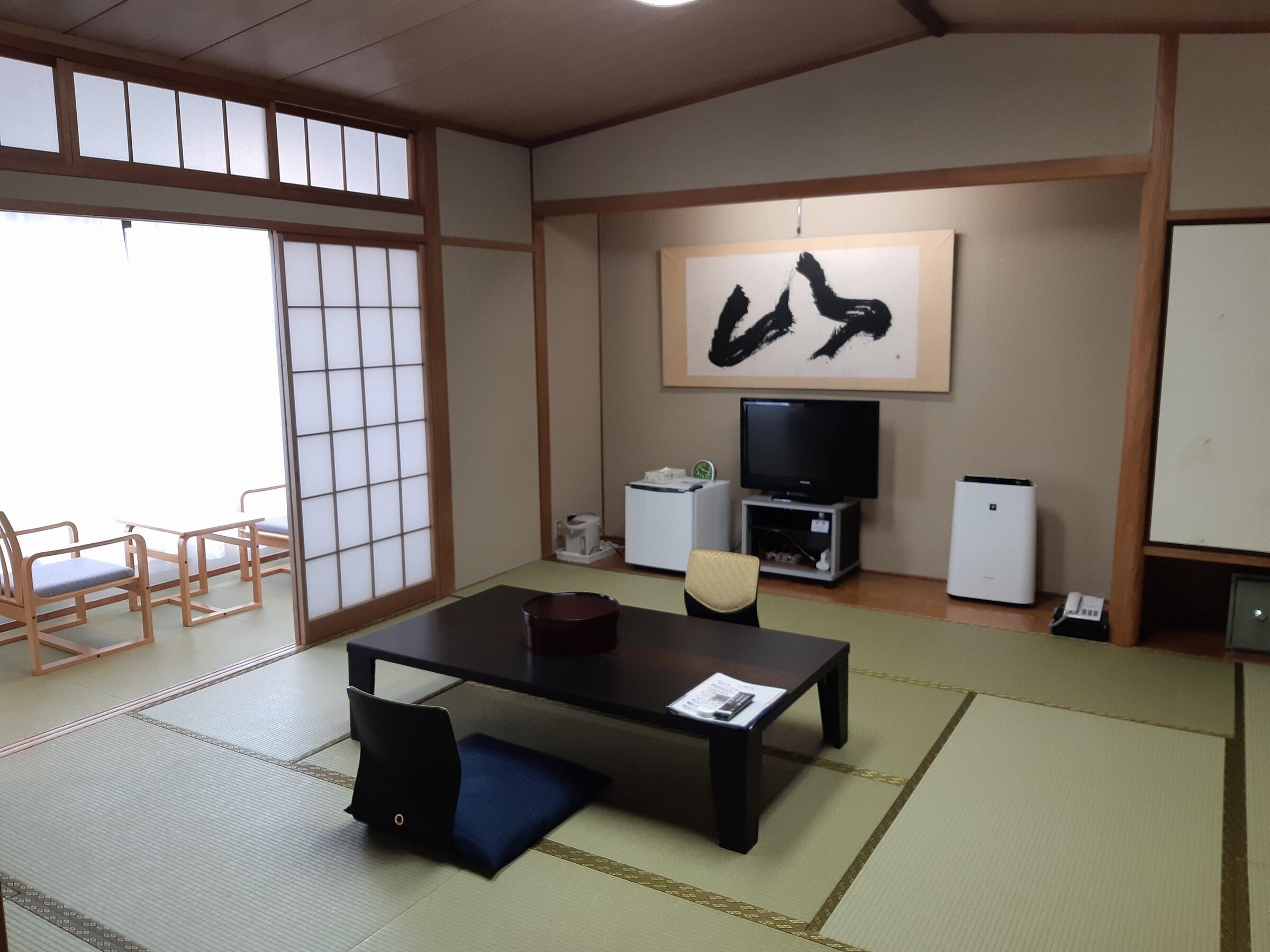 和室10畳　バス・トイレ付き